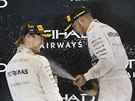 Nico Rosberg, vítz Velké ceny Abú Zabí formule 1, schytává bublinkovou...