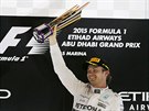 Nmecký pilot Nico Rosberg ze stáje Mercedes s trofejí pro vítze Velké ceny...