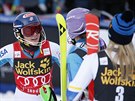 Ti nejlepí slalomáky z nedlního závodu v Aspenu si vzájmn gratulují....