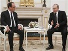 Ruský prezident Vladimír Putin s francouzským prezidentem Francoisem Hollandem...