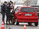 Francouzská policie kontroluje posádky vozidel na francouzsko-nmecké hranici...