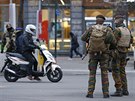 Belgití policisté a vojáci hlídkují v centru Bruselu, ve mst je stále...