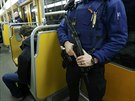 Na znovuotevené bruselské metro dohlíejí vojáci a policisté (25. listopadu...