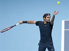 Roger Federer bhem semifinále Turnaje mistr, v nm vyzval Stana Wawrinku.