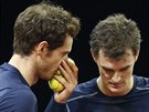 BRATE, UDLÁME TO TAKHLE. Andy Murray (vlevo) a Jamie Murray diskutují bhem...