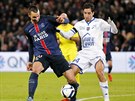 Zlatan Ibrahimovi z Paris St. Germain (vlevo) a Thomas Ayasse z Troyes v...