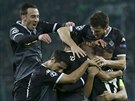 VEDEME! Fotbalisté Mönchengladbachu oslavují gól v síti Sevilly.