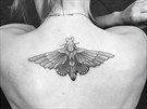 Kaley Cuoco ukázala nové tetování (25. listopadu 2015).