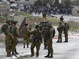 Izraelt vojci hldkuj na mst jednoho z palestinskch tok, kter jsou v...