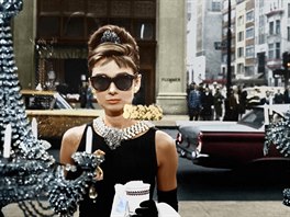 Víte, co mají spoleného malé erné, ve kterých Holly Golightly snídala u...