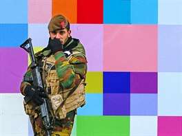 KONTROLY. Belgický voják steí centrum Bruselu. Belgickou metropoli na ti dny...