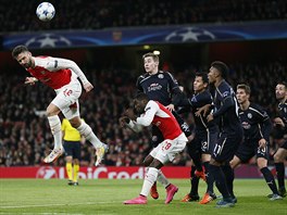 Olivier Giroud z Arsenalu hlavikuje na brnu Dinama Zheb v utkn Ligy...