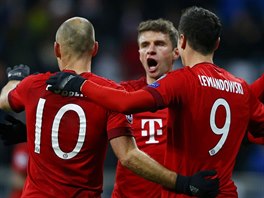Robert Lewandowski, Arjen Robben a Thomas Mller z Bayernu Mnichov slav gl v...