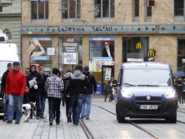 Až dvacet tramvají za hodinu, dodávka, osobák, sem tam velký náklaďák. Lidé,...