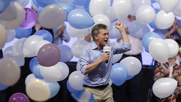 Argentinci volili nového prezidenta. Vyhrál 56letý starosta Buenos Aires Mauricio Macri. (23. listopadu 2015)