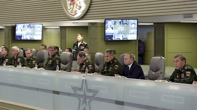 Rusk prezident Vladimir Putin na jednn obrany. Po jeho pravici sed ministr obrany Sergej ojgu, po levici pak nelnk generlnho tbu Valerij Gerasimov. (23. listopadu 2015)