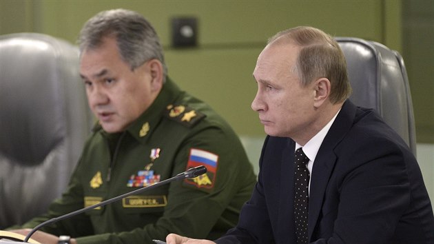 Rusk prezident Vladimir Putin a ministr obrany Sergej ojgu (23. listopadu 2015)