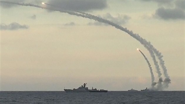 Ruské lodě v Kaspickém moři odpalují rakety na cíle v Sýrii. Snímek z videa zveřejněného ruským ministerstvem obrany (20. listopadu 2015)