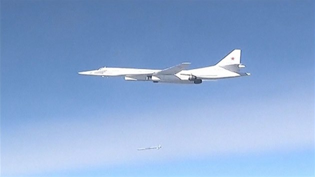 Ruský bombardér Tu-160 nad Sýrií. Snímek z videa zveřejněného ruským ministerstvem obrany. (20. listopadu 2015)