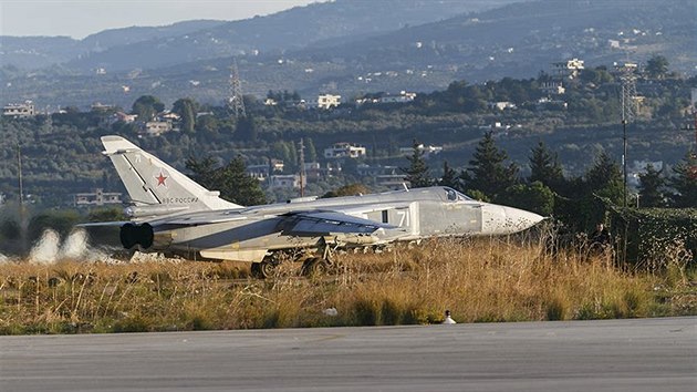 Ruský bitevník Su-24 na vojenské základně v syrské Latakíji (11. listopadu 2015)