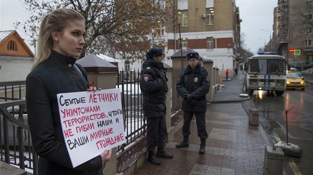 Sestelen letci likvidovali teroristy, aby ochrnili ivoty naich i vaich civilist. Obyvatelka Moskvy demonstruje ped tureckou ambasdou (24. listopadu 2015)