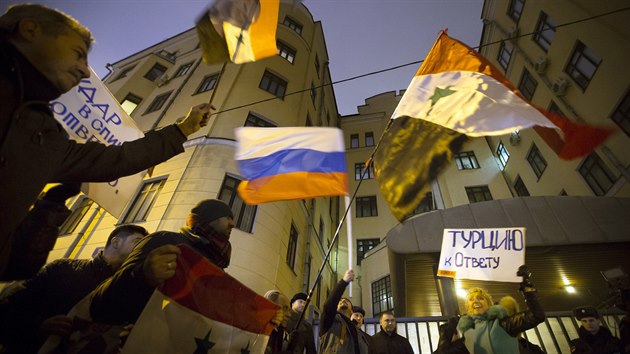 Protest proti sestelen ruskho bitevnku ped tureckou ambasdou v Moskv (24. listopadu 2015)
