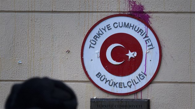 Na turecké velvyslanectví v Moskvě zaútočil dav. Na budovu házel kameny, rajčata, vejce i pytlíky s barvou. (25. listopadu 2015)