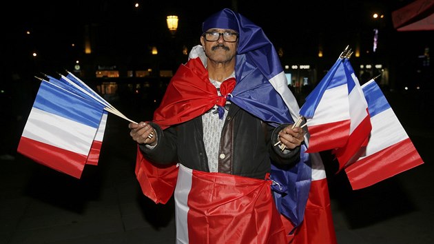 Prodava francouzských vlajek v ulicích Paíe (26. listopadu 2015)