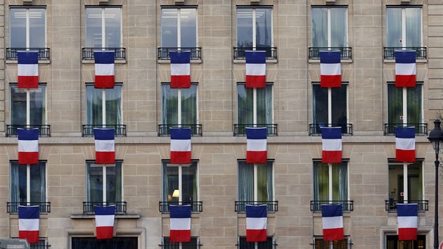 Obyvatel Pae vyvsili v oknech francouzsk vlajky (27. listopadu 2015)