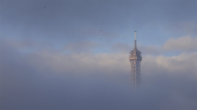 Eiffelova v se no z rann mlhy (27. listopadu 2015)