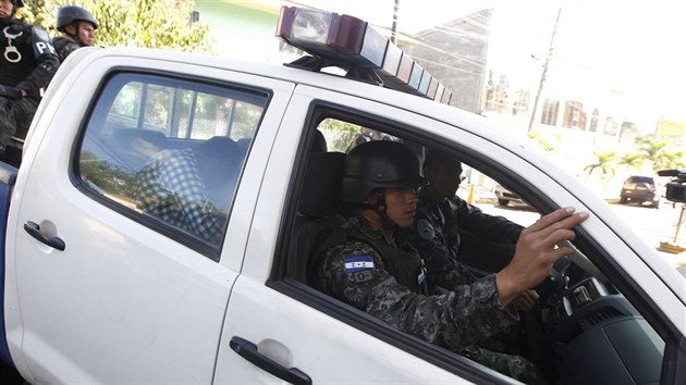Policie v Hondurasu zadrela ptici Syan s eckmi pasy (24. listopadu 2015)