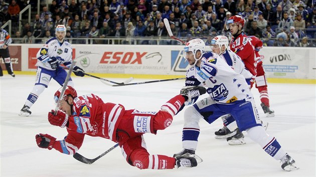 Momentka ze zpasu Kometa Brno (bl) vs Tinec