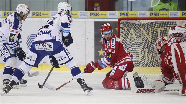 Momentka ze zpasu Kometa Brno (bl) vs Tinec