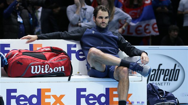 Roger Federer ek na slavnostn ceremonil po prohe ve finle Turnaje mistr.