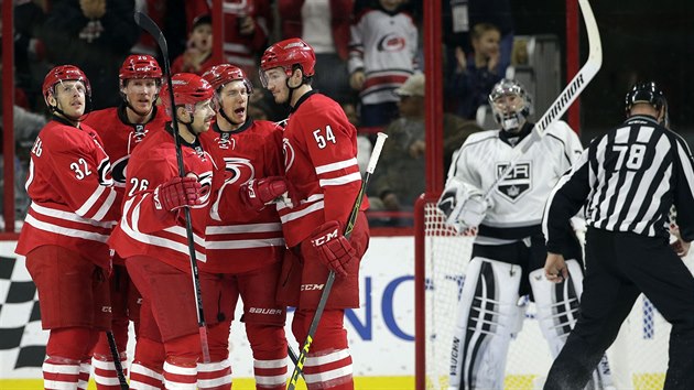 Hokejist Caroliny slav branku vduelu s Los Angeles.