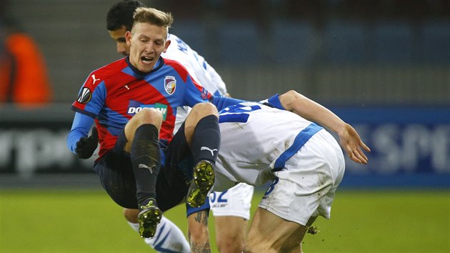 Patrik Hro�ovsk� pad� po z�kroku Nikity Korzuna.