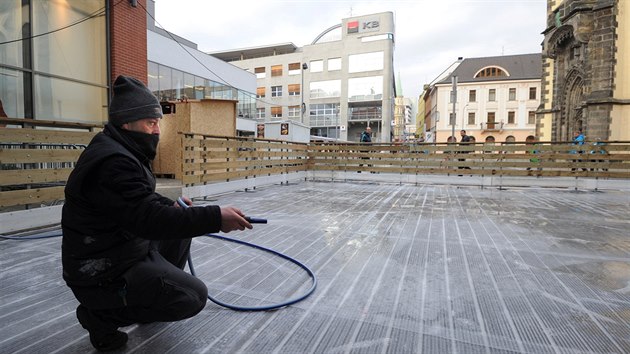 Kluzit na steckm Kostelnm nmst pipravili pracovnci firmy Energo Choce, oteven bude v sobotu.