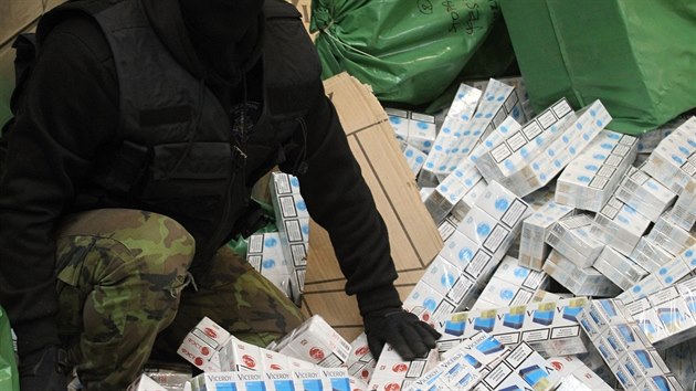 Celníci likvidovali v drtičce litvínovské firmy Celio 25 tisíc kartonů cigaret zabavených v roce 2013 při dvou akcích s krycími názvy Mandarinky a Kamaran. (26. listopadu 2015)