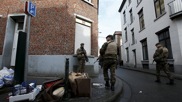 Belgick vojensk hldka prochz ulicemi bruselsk tvrti Molenbeek (22. listopadu 2015)
