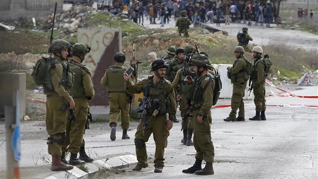 Izrael�t� voj�ci hl�dkuj� na m�st� jednoho z palestinsk�ch �tok�, kter� jsou v posledn�ch m�s�c�ch tak�ka ka�dodenn� z�le�itost�. Palestinci �to�� p�edev��m bodn�mi zbran�mi nebo vozidly na izraelsk� voj�ky, policisty i civilisty (25. listopadu 2015)