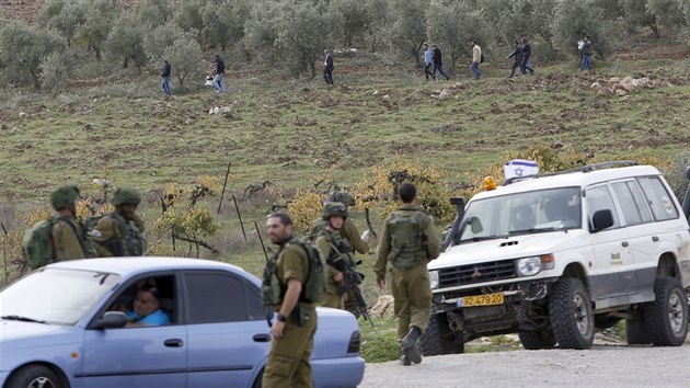 Izrael�t� voj�ci hl�dkuj� na m�st� jednoho z palestinsk�ch �tok�, kter� jsou v posledn�ch m�s�c�ch tak�ka ka�dodenn� z�le�itost�. Palestinci �to�� p�edev��m bodn�mi zbran�mi nebo vozidly na izraelsk� voj�ky, policisty i civilisty (25. listopadu 2015)