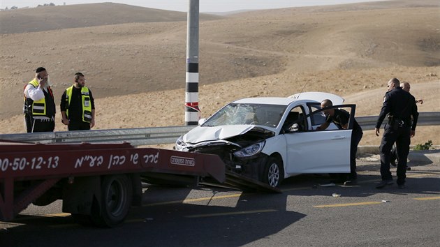 Policist� odtahuj� vozidlo, kter�m Palestinec za�to�il na izraelsk� voj�ky (27. listopadu 2015)