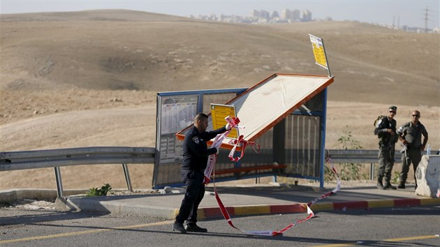 Policista odstra�uje z�brany na m�st� palestinsk�ho �toku na izraelsk� voj�ky (27. listopadu 2015)