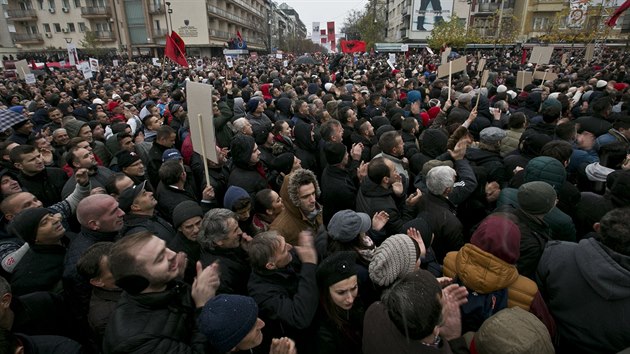 Desetitisce lid se zastnily demonstrace v Pritin proti smlouvm Kosova se Srbskem a ernou Horou (28. listopadu 2015)