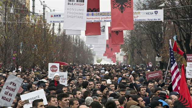 Desetitisce lid se zastnily demonstrace v Pritin proti smlouvm Kosova se Srbskem a ernou Horou (28. listopadu 2015)