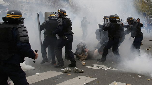 Střet policie s demonstranty v Paříži před klimatickou konferencí (29. listopadu 2015)