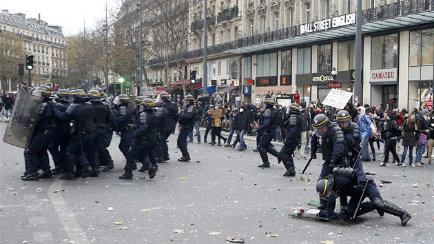 Stet policie s demonstranty v Pai ped klimatickou konferenc (29. listopadu 2015)