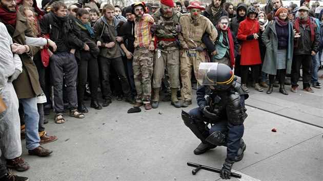 Demonstrace ped klimatickou konferenc v Pai provzely stety s polici (29. listopadu 2015)