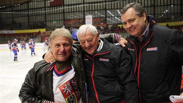 Legendární hokejový útočník Jozef Golonka (uprostřed) při jednom ze svých návratů na Horácký zimní stadion v Jihlavě, na němž se znovu potkal s dalšími bývalými hráči slavné Dukly - Richardem Fardou (vlevo) a Dáriusem Rusnákem.