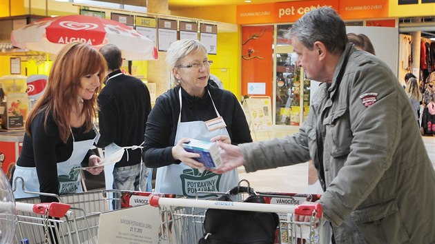 Nrodn potravinov sbrka v hypermarketu Albert v Plzni (21. 11. 2015)